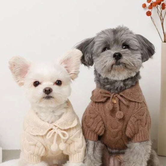 CABLE KNIT TOP WITH POM POM RIBBON COLLOR